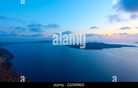 Meer bei Sonnenuntergang von der Insel Santorini in Griechenland. Griechische Natur, Panoramablick Stockfoto