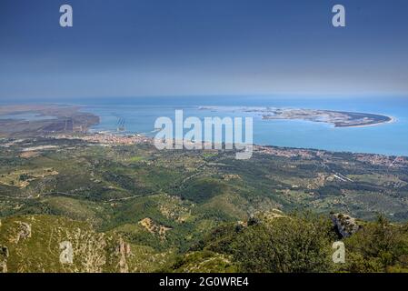 Blick vom Gipfel der Torreta de Montsià auf das Ebro-Delta und die Insel Punta de la Banya (Tarragona, Katalonien, Spanien) Stockfoto