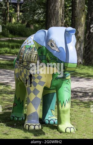 LUTON, VEREINIGTES KÖNIGREICH - 02. Jun 2021: The Elephant's Unity and Peanut at Whipsnade Zoo. Diese sind Teil des Big Trunk Trails. Stockfoto