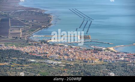 Blick vom Gipfel der Torreta de Montsià auf das Ebro-Delta und die Stadt Sant Carles de la Ràpita (Tarragona, Katalonien, Spanien) Stockfoto