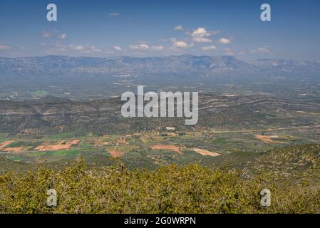 Blick vom Gipfel der Torreta de Montsià in Richtung Montsià. Im Hintergrund die Port Mountains (Tarragona, Katalonien, Spanien) Stockfoto