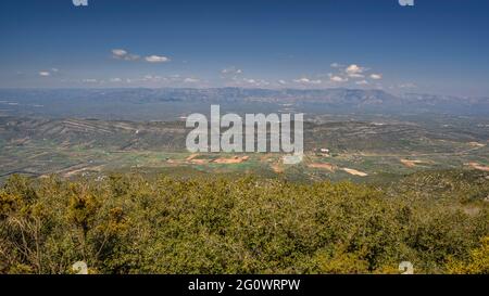 Blick vom Gipfel der Torreta de Montsià in Richtung Montsià. Im Hintergrund die Port Mountains (Tarragona, Katalonien, Spanien) Stockfoto