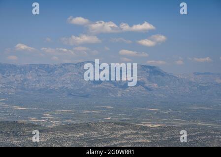 Blick vom Gipfel der Torreta de Montsià in Richtung Montsià. Im Hintergrund die Port Mountains (Tarragona, Katalonien, Spanien) Stockfoto