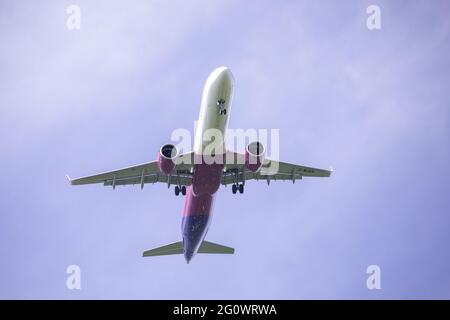 LUTON, GROSSBRITANNIEN - 02. Jun 2021: Ein Wizz Air Airbus A320 nähert sich dem Flughafen London Luton, wie von unten gesehen. Stockfoto