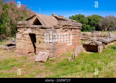 Die etruskische Stadt Populonia ist bekannt für Nekropolen, alte Ruinen, Burg und Meer Stockfoto