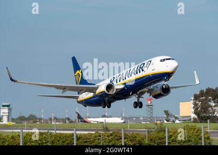 London Southend Airport, Essex, Großbritannien. Juni 2021. Der erste neu gestartete Flug vom Flughafen Southend nach Faro in Portugal ist verspätet gestartet, nachdem Ryanair die Flüge vom Flughafen Essex wieder aufgenommen hat, obwohl das Land in den Status Amber versetzt wurde. Die Billigfluggesellschaft nahm am 28. Mai die Flüge zu Urlaubszielen wieder auf, nachdem sie alle Flüge von Southend nach dem letzten am 8. Januar storniert hatte. Keine andere Fluggesellschaft nutzt den Flughafen, so dass es seit diesem Datum keine Flüge mehr gibt. Weitere Ziele sind abhängig von den COVID 19-Einschränkungen geplant Stockfoto