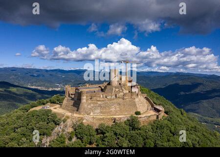 Luftaufnahme der gotischen Burg von Montsoriu. Im Hintergrund der Berg Montseny (La Selva, Katalonien, Spanien) Stockfoto