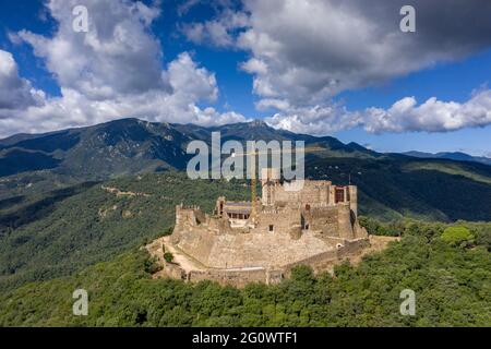 Luftaufnahme der gotischen Burg von Montsoriu. Im Hintergrund der Berg Montseny (La Selva, Katalonien, Spanien) Stockfoto