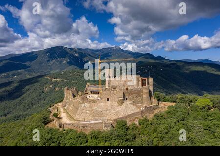 Luftaufnahme der gotischen Burg von Montsoriu. Im Hintergrund der Berg Montseny (La Selva, Katalonien, Spanien) Stockfoto