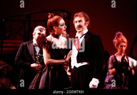 Lesley Garrett (Valencienne), Eric Shilling (Baron Zeta) in THE MERRY WITWE von Franz Lehar an der English National Opera (ENO), London Coliseum, London WC2 26/03/1986 Lyrics: Victor Leon & Leo Stein Dirigent: Herbert Prikopa Design: David Collins Choreographie: Sheila Falconer Originalregisseur: Colin Graham neu inszeniert von Ian Judge Stockfoto