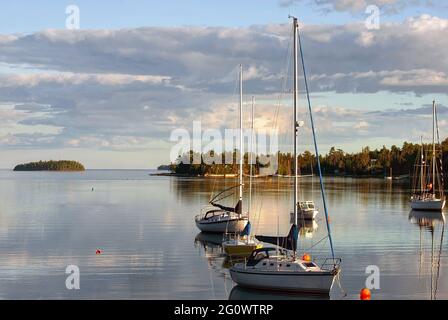 Segelboote liegen in ruhigem Wasser, als sich der Abend in Nova Scotia, Kanada, nähert Stockfoto