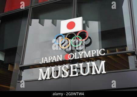 Shinjuku, Japan. Juni 2021. Die Olympischen Ringe und die japanische Nationalflagge werden am Eingang des Japanischen Olympischen Museums gezeigt, 50 Tage vor den Olympischen und Paralympischen Spielen in Tokio. (Foto: Jinhee Lee/SOPA Images/Sipa USA) Quelle: SIPA USA/Alamy Live News Stockfoto