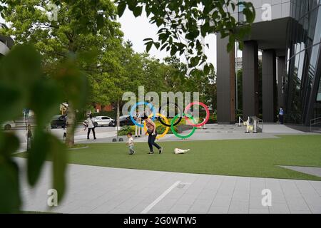 Shinjuku, Japan. Juni 2021. Eine Frau und ein Kind spielen neben den Olympischen Ringen im Japanischen Olympischen Museum, 50 Tage vor den Olympischen und Paralympischen Spielen in Tokio. (Foto: Jinhee Lee/SOPA Images/Sipa USA) Quelle: SIPA USA/Alamy Live News Stockfoto