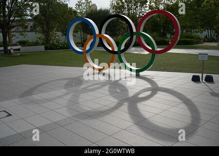 Shinjuku, Japan. Juni 2021. Die Olympischen Ringe im Japan Olympic Museum, 50 Tage vor den Olympischen und Paralympischen Spielen in Tokio, Schatten auf dem Boden. (Foto: Jinhee Lee/SOPA Images/Sipa USA) Quelle: SIPA USA/Alamy Live News Stockfoto