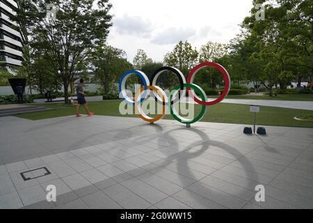 Shinjuku, Japan. Juni 2021. Die Olympischen Ringe im Japanischen Olympischen Museum, 50 Tage vor den Olympischen und Paralympischen Spielen in Tokio. (Foto: Jinhee Lee/SOPA Images/Sipa USA) Quelle: SIPA USA/Alamy Live News Stockfoto