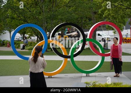 Shinjuku, Japan. Juni 2021. Eine Frau posiert für Fotos neben den Olympischen Ringen im Japanischen Olympischen Museum, 50 Tage vor den Olympischen und Paralympischen Spielen in Tokio. (Foto: Jinhee Lee/SOPA Images/Sipa USA) Quelle: SIPA USA/Alamy Live News Stockfoto