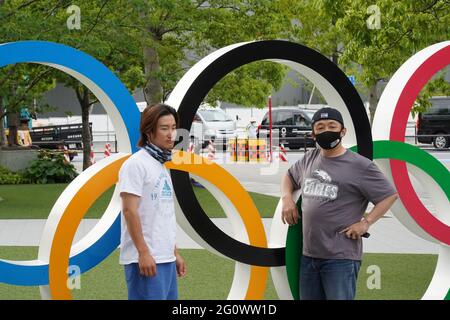 Shinjuku, Japan. Juni 2021. Männer posieren für Fotos neben den Olympischen Ringen im Japanischen Olympischen Museum, 50 Tage vor den Olympischen und Paralympischen Spielen in Tokio. (Foto: Jinhee Lee/SOPA Images/Sipa USA) Quelle: SIPA USA/Alamy Live News Stockfoto