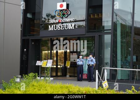 Shinjuku, Japan. Juni 2021. Die Olympischen Ringe und die japanische Nationalflagge werden am Eingang des Japanischen Olympischen Museums gezeigt, 50 Tage vor den Olympischen und Paralympischen Spielen in Tokio. (Foto: Jinhee Lee/SOPA Images/Sipa USA) Quelle: SIPA USA/Alamy Live News Stockfoto