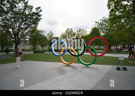 Shinjuku, Japan. Juni 2021. Eine Frau macht Fotos von den Olympischen Ringen im Japanischen Olympischen Museum, 50 Tage vor den Olympischen und Paralympischen Spielen in Tokio. (Foto: Jinhee Lee/SOPA Images/Sipa USA) Quelle: SIPA USA/Alamy Live News Stockfoto