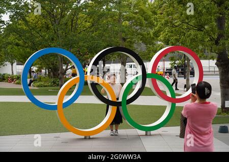 Shinjuku, Japan. Juni 2021. Eine Frau posiert für Fotos neben den Olympischen Ringen im Japanischen Olympischen Museum, 50 Tage vor den Olympischen und Paralympischen Spielen in Tokio. (Foto: Jinhee Lee/SOPA Images/Sipa USA) Quelle: SIPA USA/Alamy Live News Stockfoto