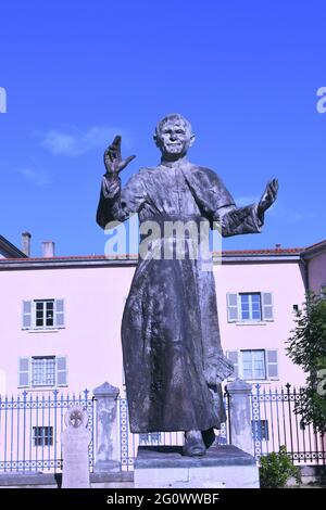 LYON, FRANKREICH - 03. Jun 2021: Statue von Johannes Paul II. In der Nähe der Basilika Notre Dame de Fourviere in Lyon, Frankreich Stockfoto