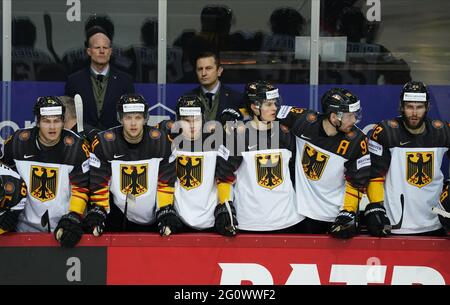 Riga, Lettland. Juni 2021. Eishockey: Weltmeisterschaft, Viertelfinale, Schweiz - Deutschland: Die Ersatzspieler auf der deutschen Bank. Quelle: Roman Koksarov/dpa/Alamy Live News Stockfoto