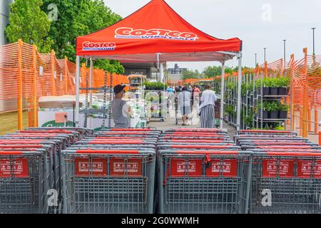 Das Costco Garden Center wird im Frühjahr eröffnet, mit einigen Einschränkungen nach der Blockierung der Pandemie in Ontario, Kanada, im Mai 2021 Stockfoto