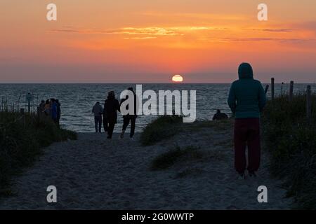 Menschen, die den Sonnenuntergang genießen, West Beach, Großenbrode, Schleswig-Holstein, Deutschland Stockfoto