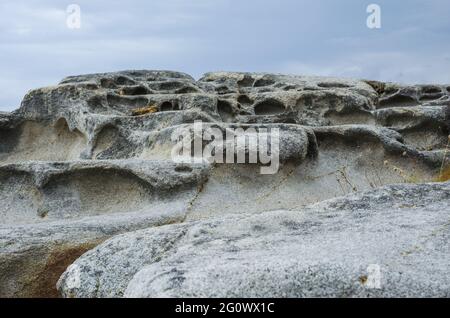 Erstaunliche Felsen in der Nähe des wunderschönen Orange Beach in Chalkidiki, Sithonia, Griechenland. Stockfoto