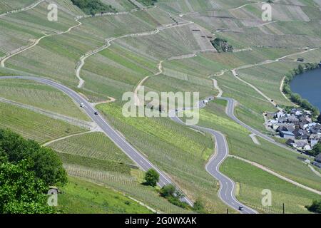 Kurvige Hauptstraße in Moseltal Dorf Piesport Stockfoto