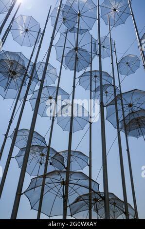 Low-Angle-Ansicht der Regenschirm-Kunstinstallation in Thessaloniki, Griechenland. Stockfoto