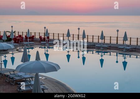 Tropea, Italien, August 2020: Schöner Pool bei Sonnenuntergang in einem Luxusresort, trope als beliebtes Touristenziel in Kalabrien, Italien. Stockfoto