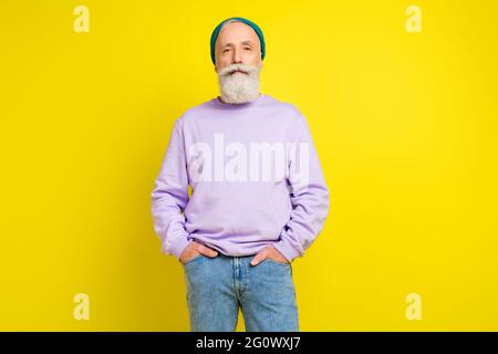 Foto Porträt von gealterten Mann zuversichtlich ernst tragen trendige Outfit Kopfbedeckung isoliert hellen gelben Hintergrund Stockfoto