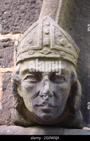 Kopf der Bischofsstatue an der Außenseite des Kircheneingangs in Lancashire UK Stockfoto