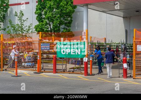 Das Costco Garden Center wird im Frühjahr eröffnet, mit einigen Einschränkungen nach der Blockierung der Pandemie in Ontario, Kanada, im Mai 2021 Stockfoto