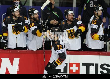 Riga, Lettland. Juni 2021. Eishockey: Weltmeisterschaft, Viertelfinale, Schweiz - Deutschland: Dominik Kahun kommt an der deutschen Bank vorbei. Quelle: Roman Koksarov/dpa/Alamy Live News Stockfoto