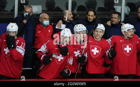 Riga, Lettland. Juni 2021. Eishockey: Weltmeisterschaft, Viertelfinale, Schweiz - Deutschland: Spieler auf der Schweizer Bank. Quelle: Roman Koksarov/dpa/Alamy Live News Stockfoto