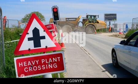 Auto wartet auf schwere Werksüberfahrt beim Bau der neuen Ost-leeds Orbitalstraße yorkshire vereinigtes Königreich Stockfoto