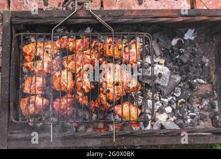 Geröstete Fleischspieße auf dem Grill. Grillabende im Hinterhof Stockfoto