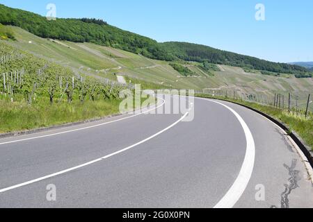 Kurvige Hauptstraße in Moseltal Dorf Piesport Stockfoto