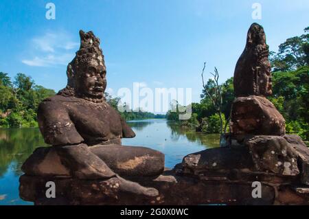 Statuen von Devas auf der Brücke nach Angkor Thom. In Kambodscha Krieger und Götter aus Stein gemeißelt Stockfoto