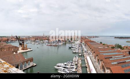 Panoramablick voll detailliert von Venedig Stadt der Künste Italien aus Arsenale Turm während der Boat Show 2021 Ausgabe 29 Mai 2021 Stockfoto