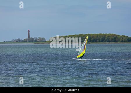 Segelboarder, Leuchtturm Flügge, Orth auf Fehmarn, Schleswig-Holstein, Deutschland Stockfoto