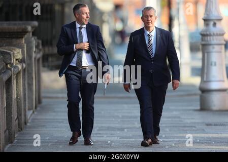 DUP-Führer Edwin Poots und MLA Paul Givan kamen vor seinem Treffen mit Taoiseach Micheal Martin in den Regierungsgebäuden in Dublin an. Bilddatum: Donnerstag, 3. Juni 2021. Stockfoto