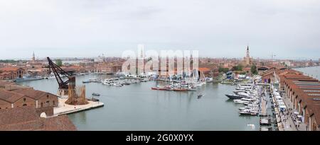 Panoramablick voll detailliert von Venedig Stadt der Künste Italien aus Arsenale Turm während der Boat Show 2021 Ausgabe 29 Mai 2021 Stockfoto