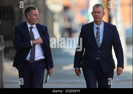 DUP-Führer Edwin Poots und MLA Paul Givan kamen vor seinem Treffen mit Taoiseach Micheal Martin in den Regierungsgebäuden in Dublin an. Bilddatum: Donnerstag, 3. Juni 2021. Stockfoto