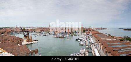 Panoramablick voll detailliert von Venedig Stadt der Künste Italien aus Arsenale Turm während der Boat Show 2021 Ausgabe 29 Mai 2021 Stockfoto