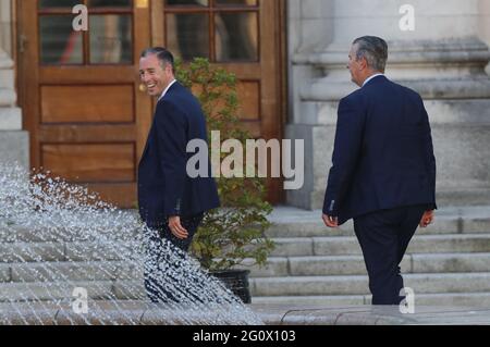 DUP-Führer Edwin Poots und MLA Paul Givan kamen vor seinem Treffen mit Taoiseach Micheal Martin in den Regierungsgebäuden in Dublin an. Bilddatum: Donnerstag, 3. Juni 2021. Stockfoto