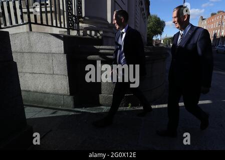 DUP-Führer Edwin Poots und MLA Paul Givan kamen vor seinem Treffen mit Taoiseach Micheal Martin in den Regierungsgebäuden in Dublin an. Bilddatum: Donnerstag, 3. Juni 2021. Stockfoto