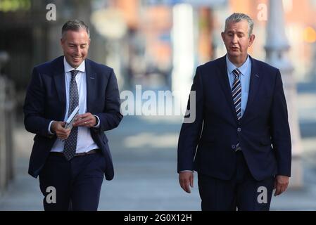 DUP-Führer Edwin Poots und MLA Paul Givan kamen vor seinem Treffen mit Taoiseach Micheal Martin in den Regierungsgebäuden in Dublin an. Bilddatum: Donnerstag, 3. Juni 2021. Stockfoto